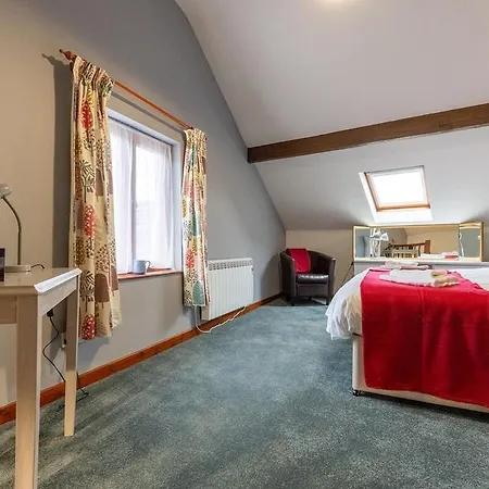 Katherines Court - Spacious With Rolling Hill Views