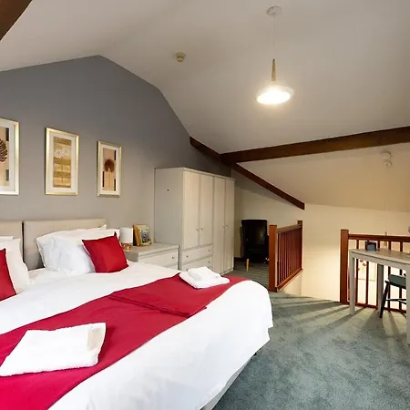 Katherines Court - Spacious With Rolling Hill Views *