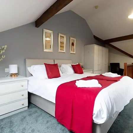Katherines Court - Spacious With Rolling Hill Views شقة