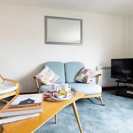 Katherines Court - Spacious With Rolling Hill Views