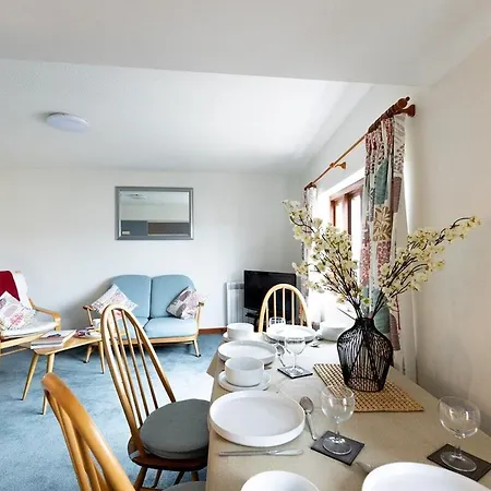 Katherines Court - Spacious With Rolling Hill Views شقة *
