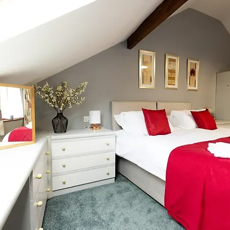 Katherines Court - Spacious With Rolling Hill Views *