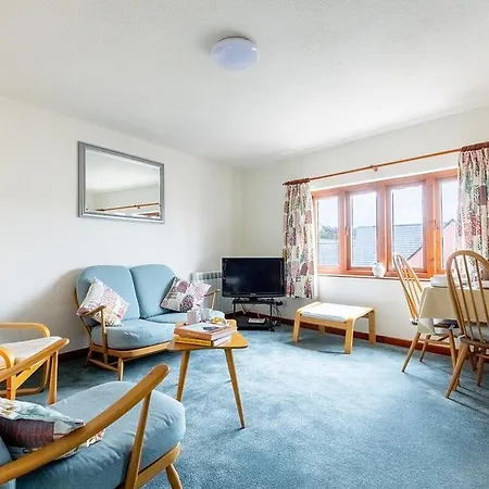 Katherines Court - Spacious With Rolling Hill Views Apartment
