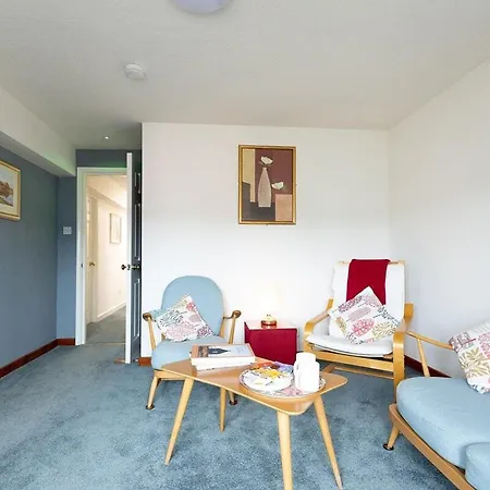 Apartment Katherines Court - Spacious With Rolling Hill Views *